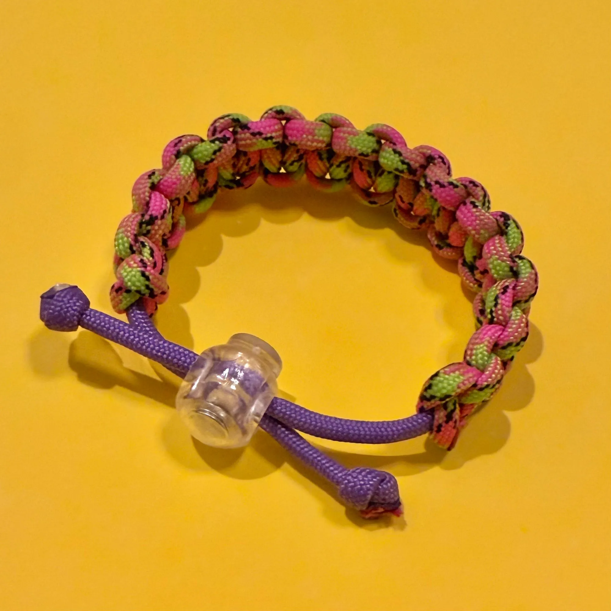 DIY paracord toggle bracelet with easy instructions