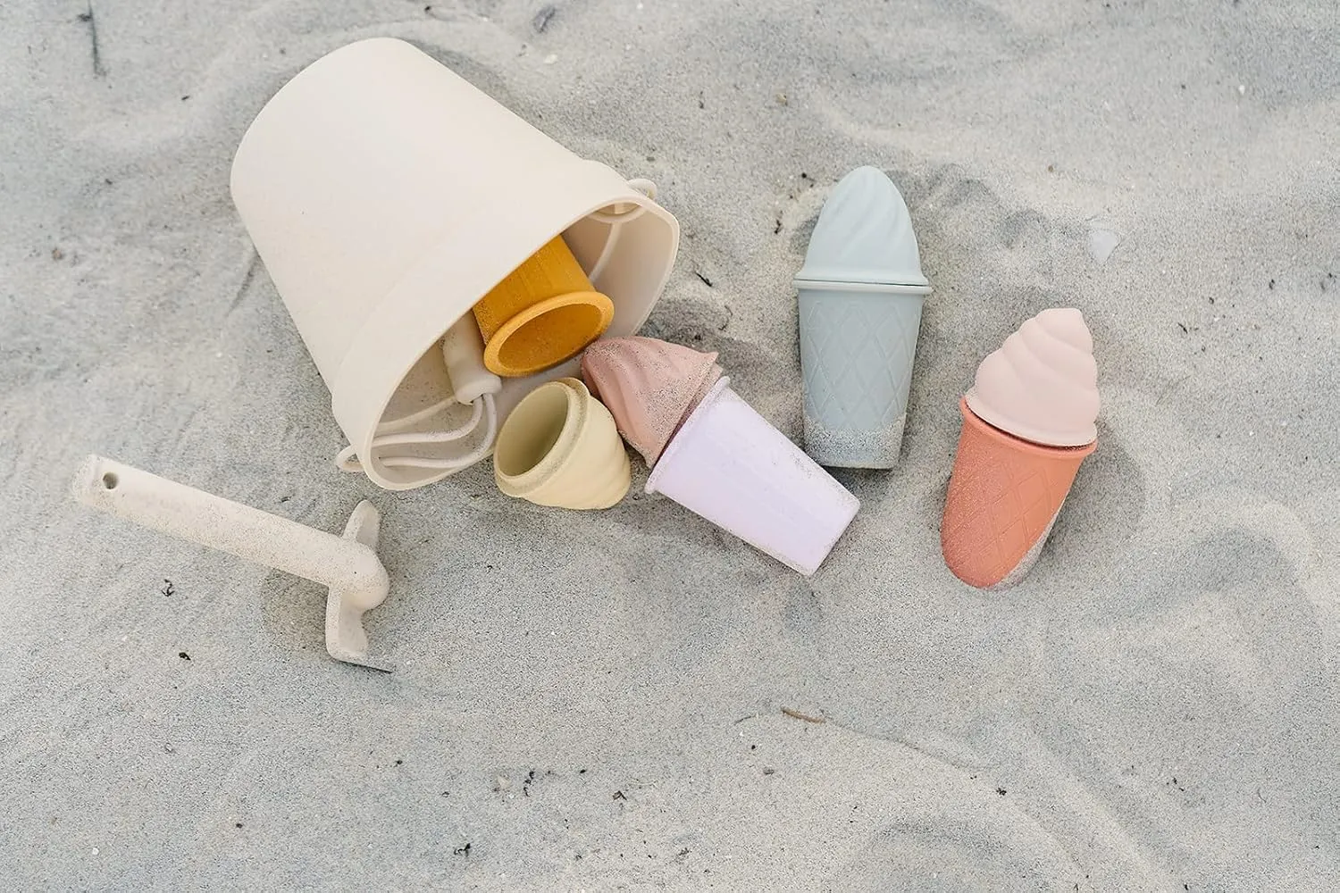 Marlowe & Co Silicone Ice Cream Toy Beach Set, Includes Bucket, Shovel, 4 Cone Sand Molds with Storage Bag (Classic Retro)