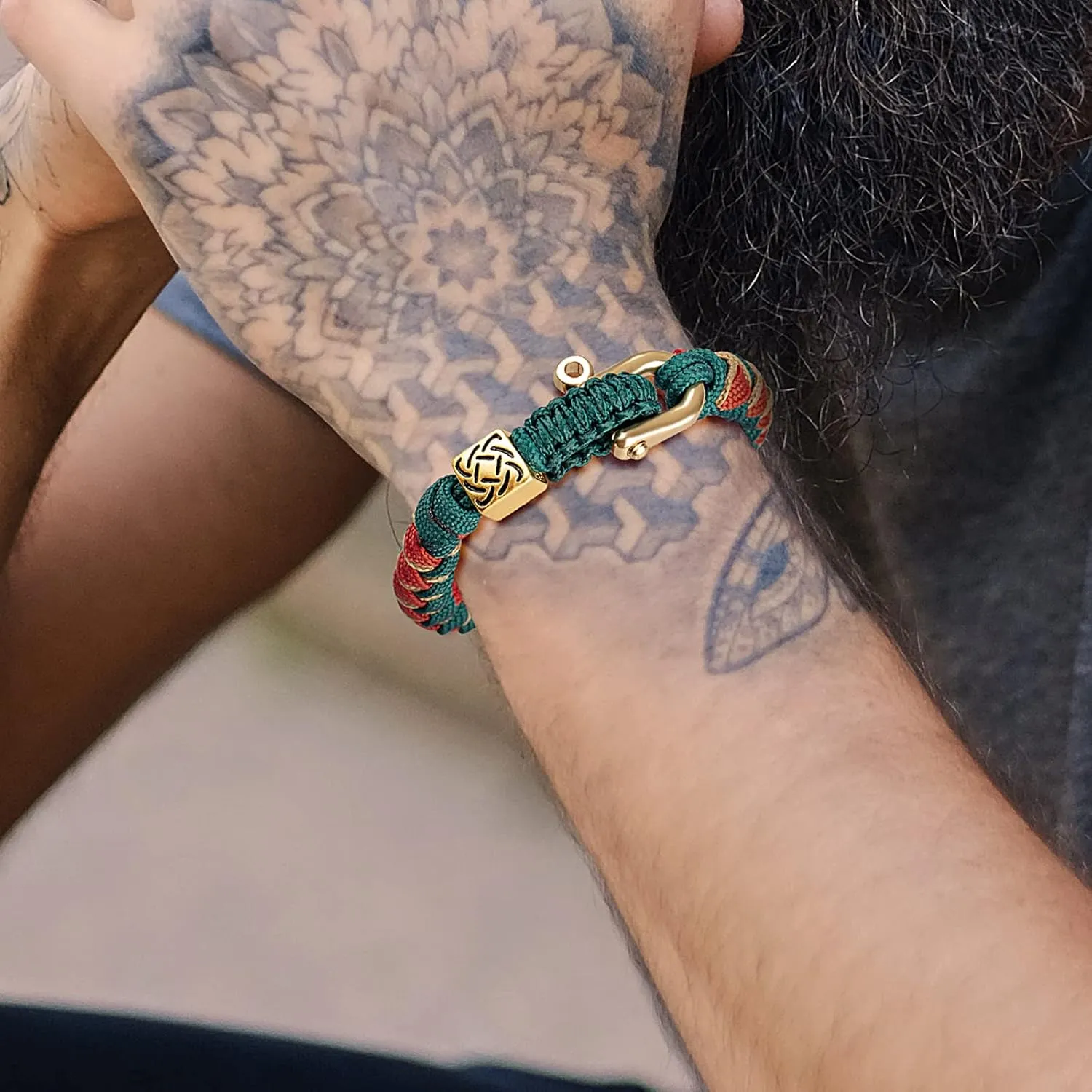 Paracord Bracelet for Men and Women, Hand Woven Friendship Bracelet, Gorgeous and Comfortable Survival Bracelet is the Best Gift for Father's Day and Valentine's Day